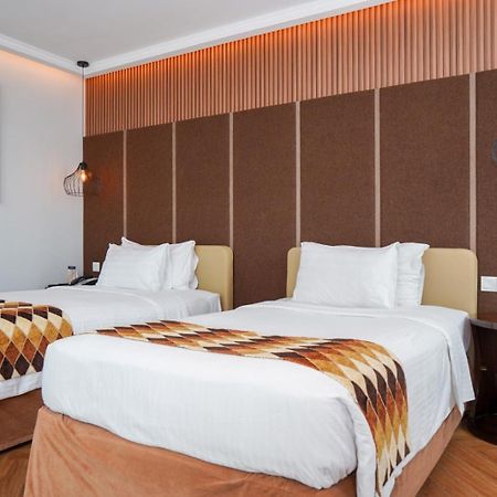 Cambridge Hotel Medan Buitenkant foto