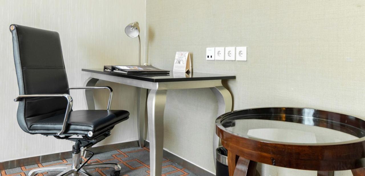 Cambridge Hotel Medan Buitenkant foto