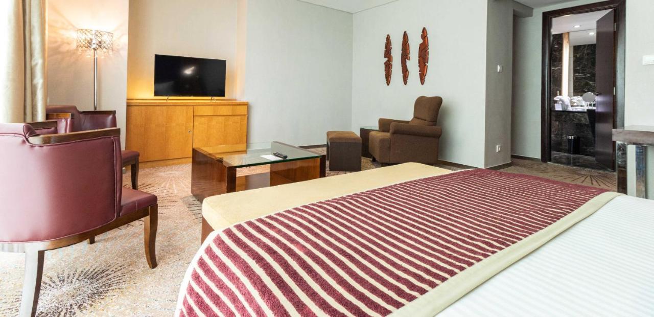 Cambridge Hotel Medan Buitenkant foto