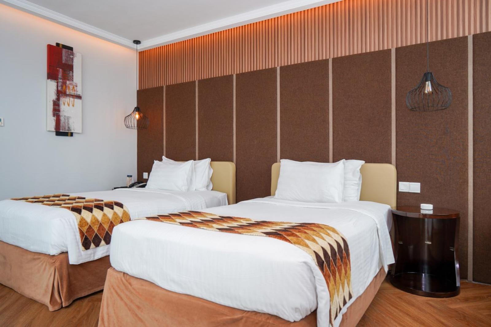 Cambridge Hotel Medan Buitenkant foto