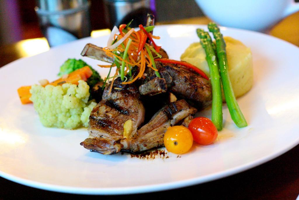 Cambridge Hotel Medan Buitenkant foto