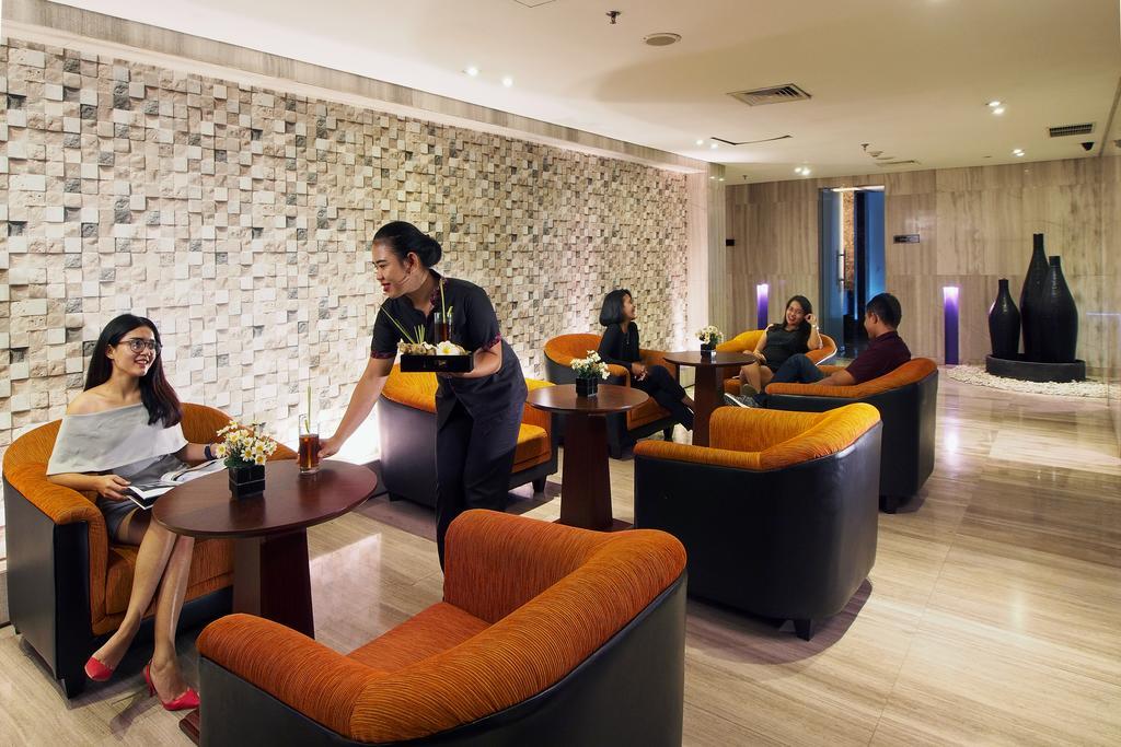 Cambridge Hotel Medan Buitenkant foto