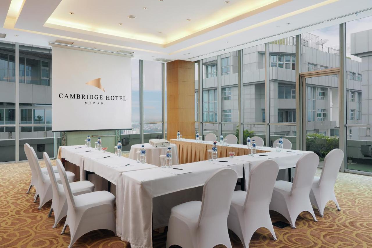 Cambridge Hotel Medan Buitenkant foto