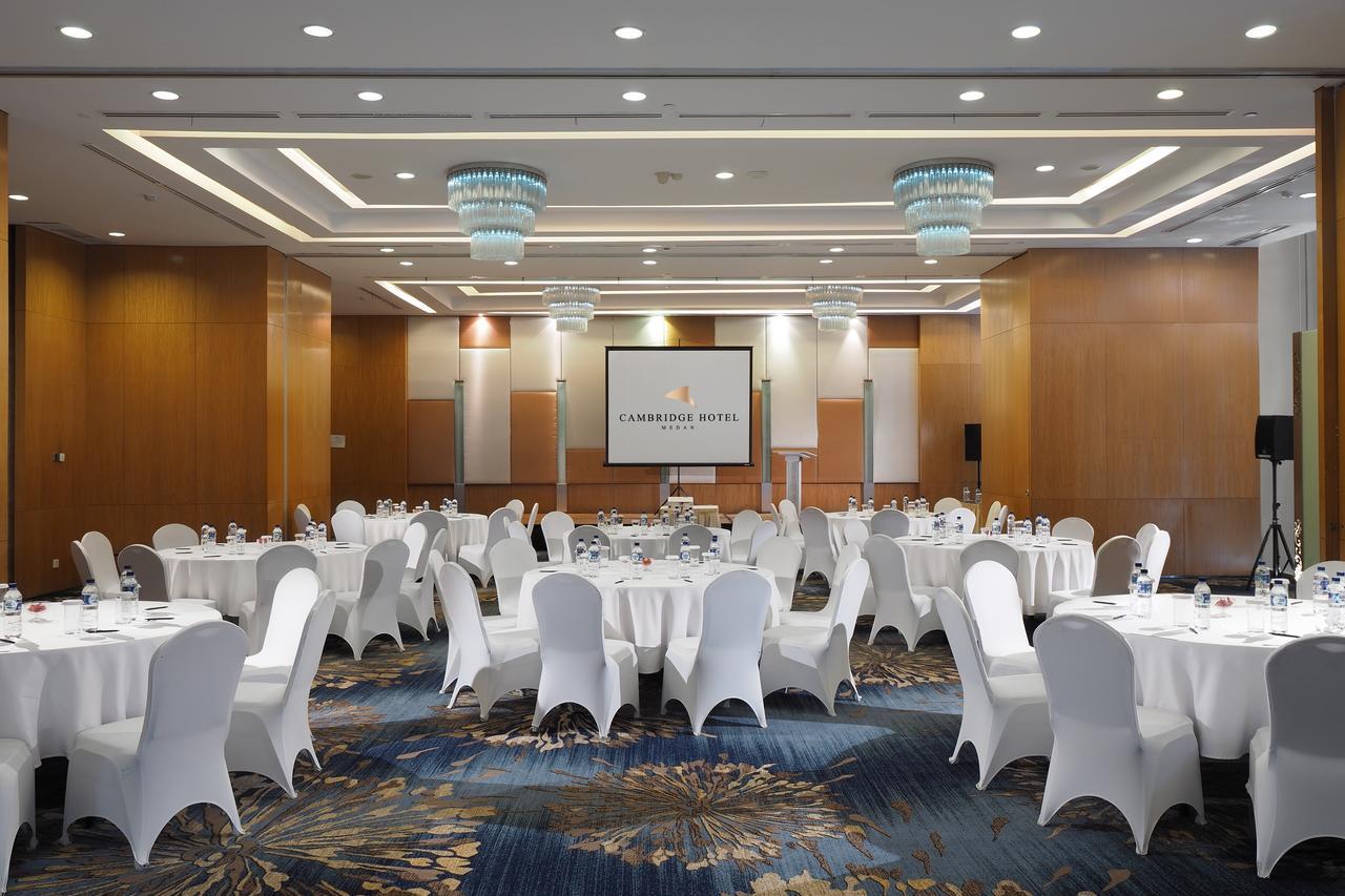 Cambridge Hotel Medan Buitenkant foto