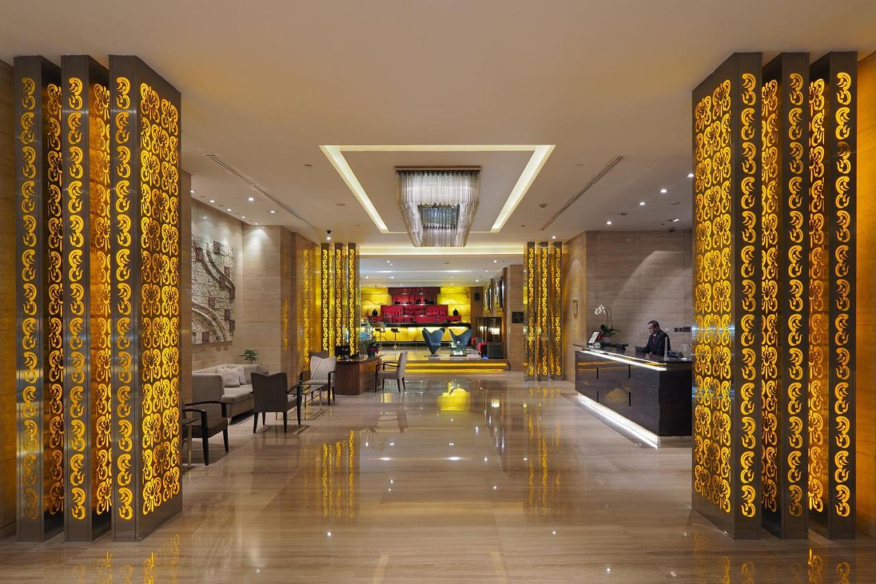 Cambridge Hotel Medan Buitenkant foto