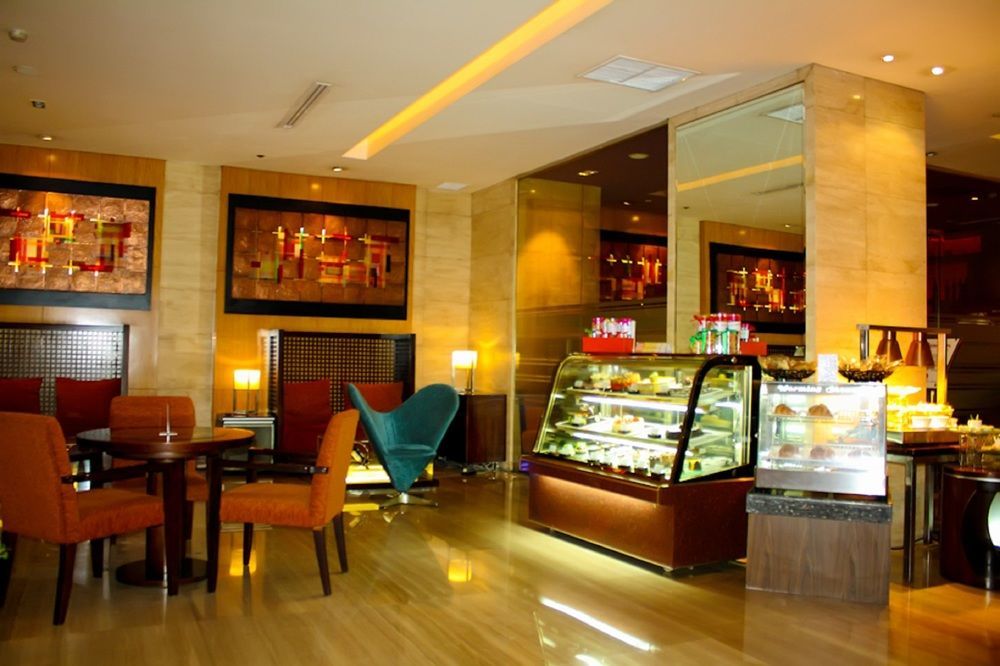 Cambridge Hotel Medan Buitenkant foto