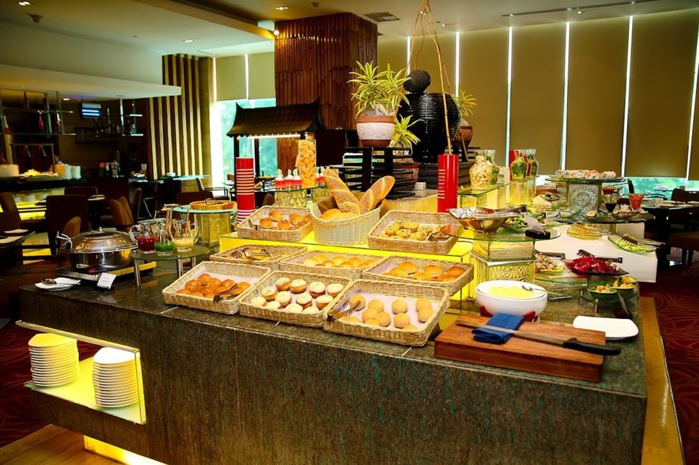 Cambridge Hotel Medan Buitenkant foto
