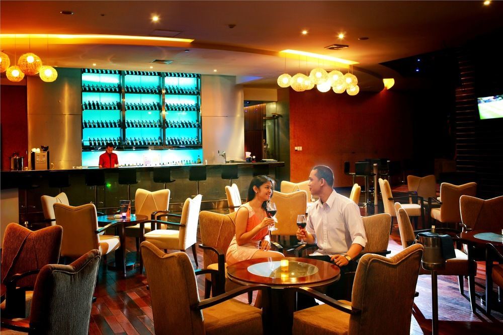 Cambridge Hotel Medan Buitenkant foto