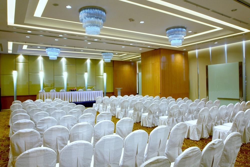 Cambridge Hotel Medan Buitenkant foto