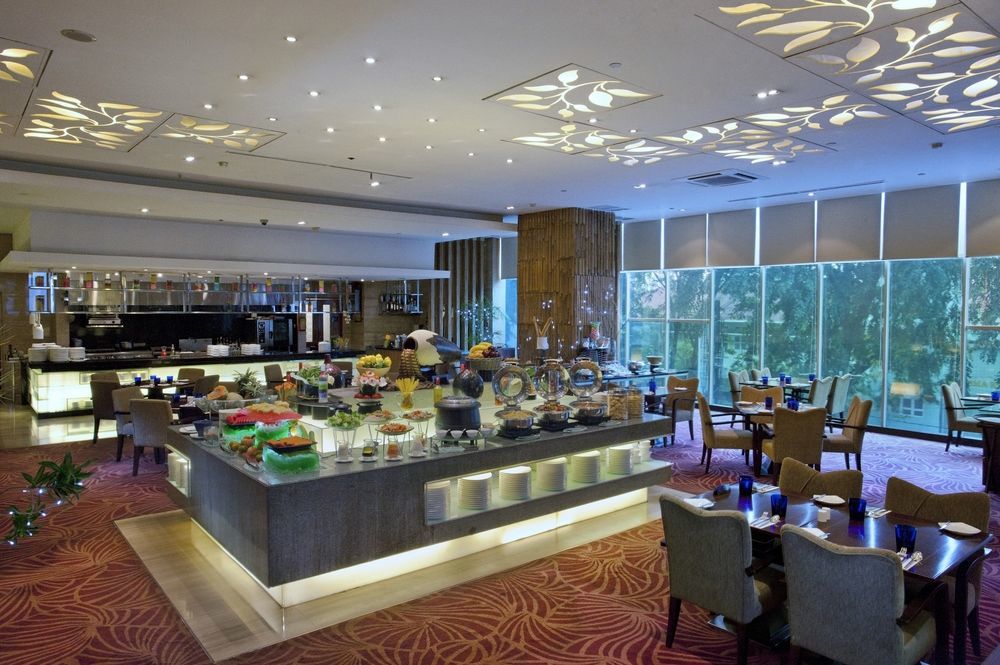 Cambridge Hotel Medan Buitenkant foto